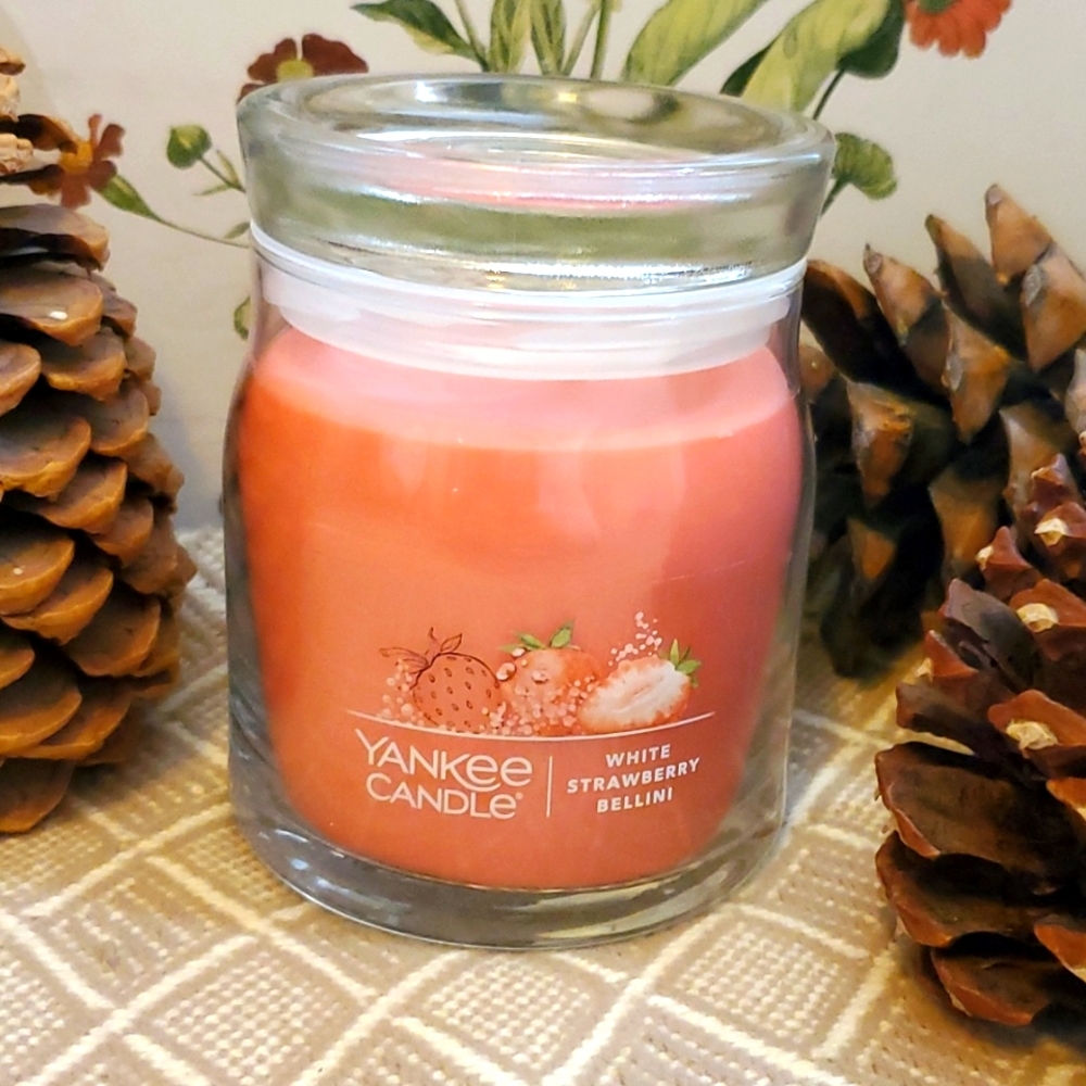 Yankee Candle White Strawberry Bellini - Picture 3 of 3